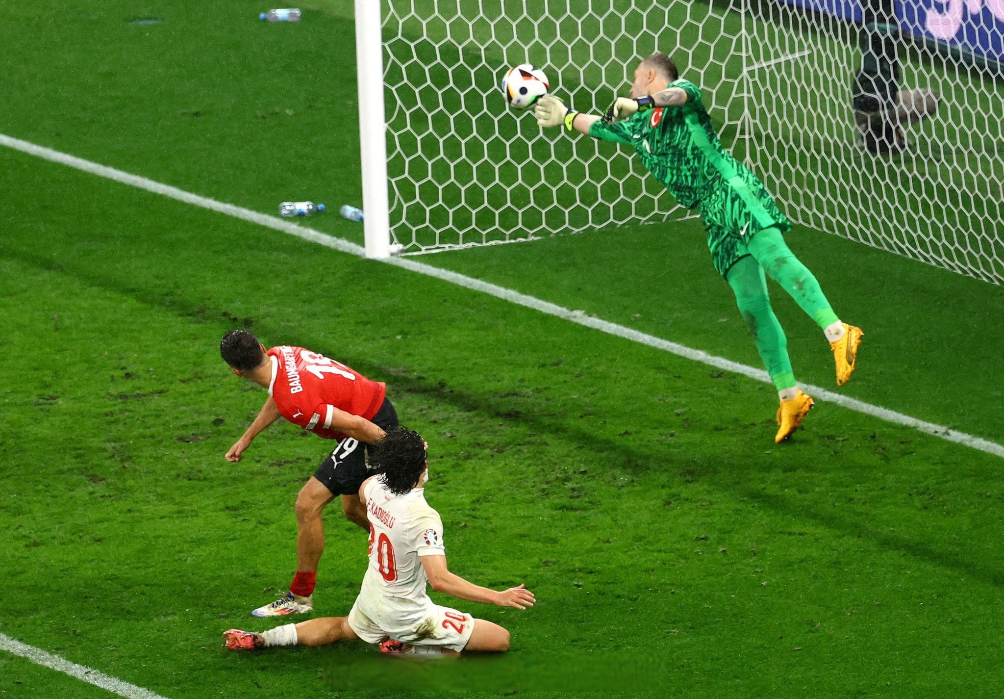 门将发挥神勇,多次关键扑救什么意思