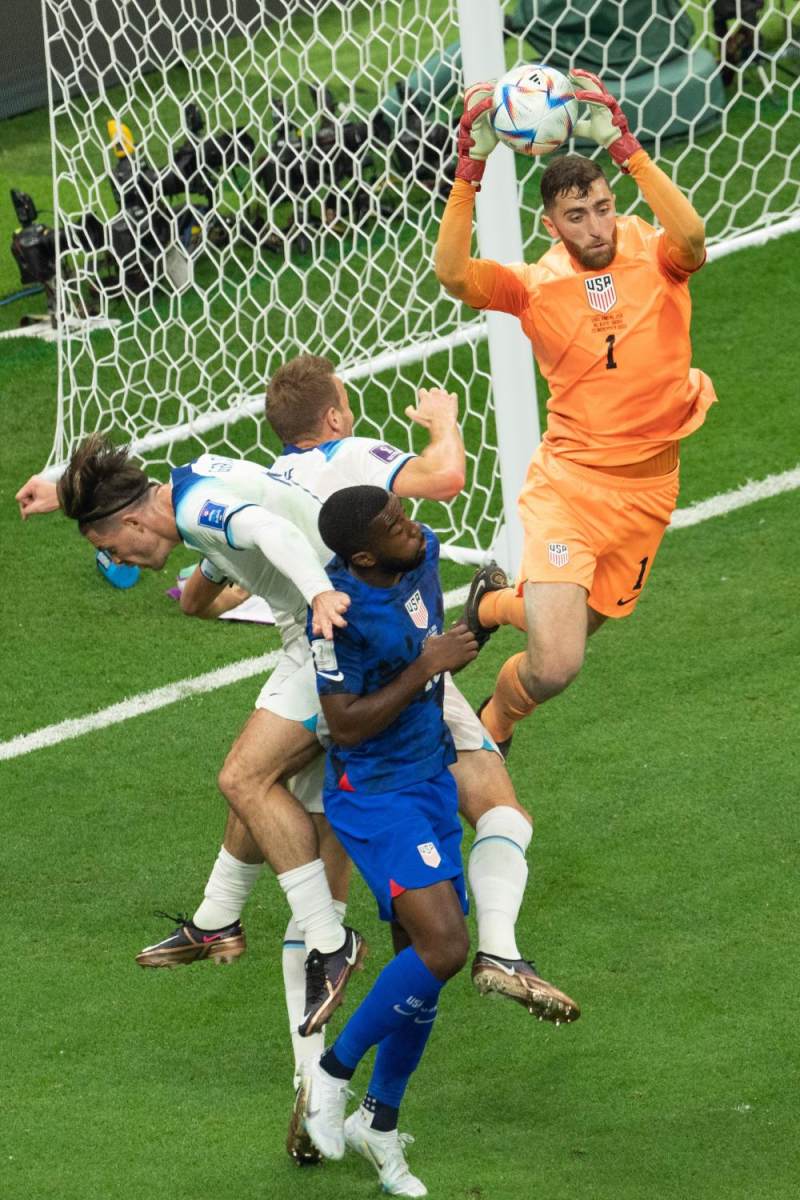 门将发挥神勇,多次关键扑救什么意思