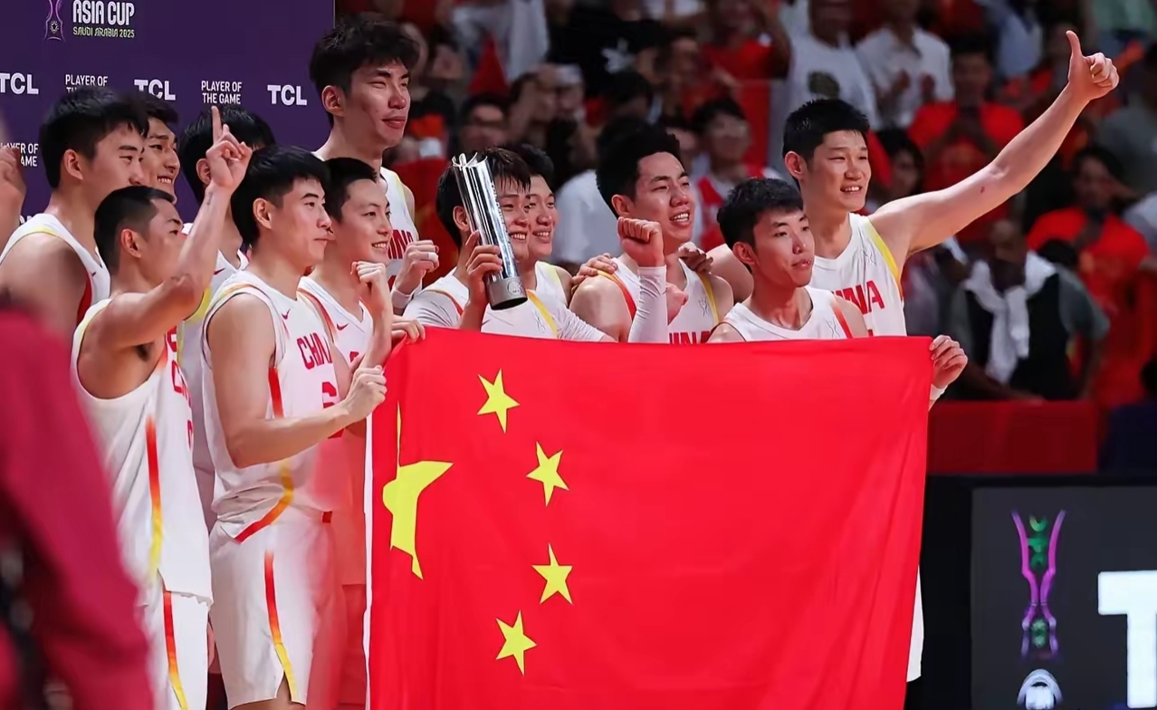 全力以赴！球员们团结拼搏为荣誉而战的简单介绍